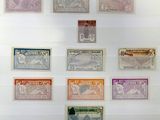 de nombreux types de timbres exposés dans une vitrine