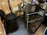 un bureau avec une chaise et un ordinateur dessus