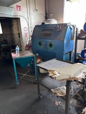 une photo d'un homme travaillant dans une usine