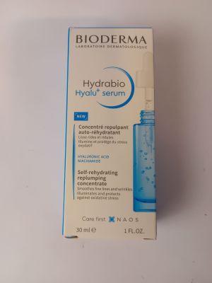 Sérum hydratant Bioderma Hydra, présenté dans un flacon posé sur une surface blanche