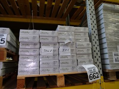 une grande pile de boîtes sur une palette dans un entrepôt