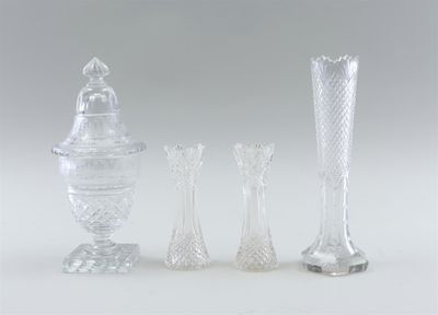 trois vases en verre transparent posés l'un à côté de l'autre sur une surface blanche