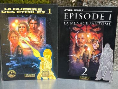 « Star Wars : Épisode I » et « Star Wars : Épisode II » sont exposés devant un mur de pierre
