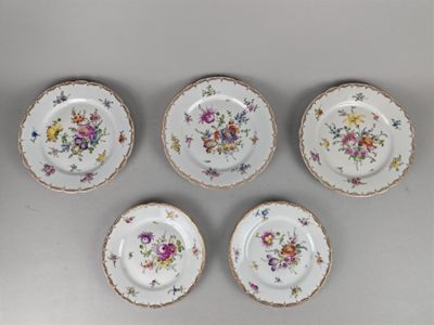 quatre assiettes à motifs floraux posées sur une table