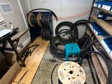 une pièce contenant de nombreux types d'équipements électriques différents