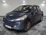 la photo d'une voiture bleue garée dans un garage