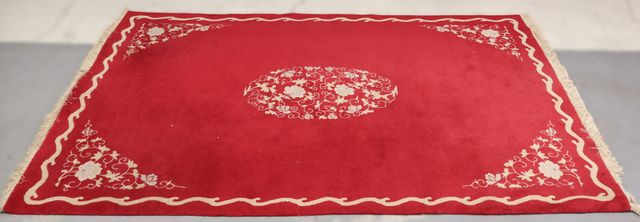 THAM VIET-NAM DONG HUNG : important tapis en laine rouge à décor ...