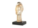 sculpture d'une tête de femme sur une base en bois