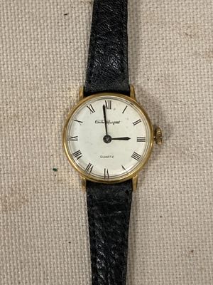 gros plan d'une montre-bracelet avec des chiffres romains