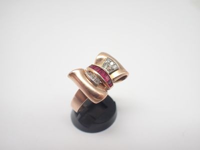 Bague tank de forme nœud en or, rubis calibrés, et diamants, poinçon d - Photo 1