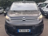 Une camionnette Citroën garée sur un parking, avec d'autres voitures en arrière-plan