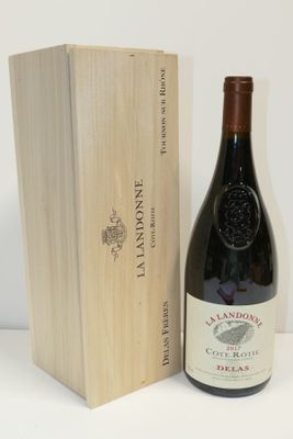une bouteille de vin posée à côté d'une caisse en bois