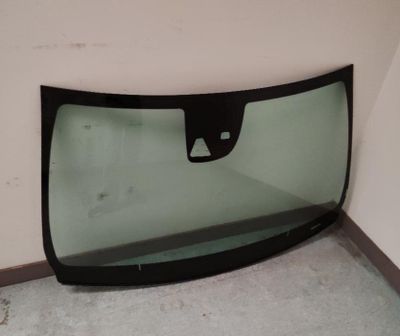une image représentant une vitre de voiture sur laquelle est posé un verre