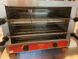 une photo d'un four grille-pain dans une cuisine