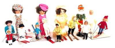 Lot de 14 poupées anciennes mesurant entre 10 et 25 cm - toutes sur le - Photo 1