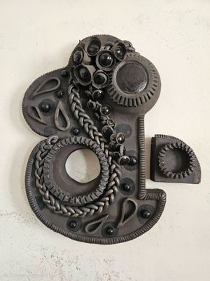 un objet métallique accroché au mur et entouré d'une chaîne