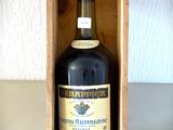 une bouteille de vin dans un coffret en bois sur une table