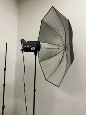 une lampe posée sur un pied dans une pièce