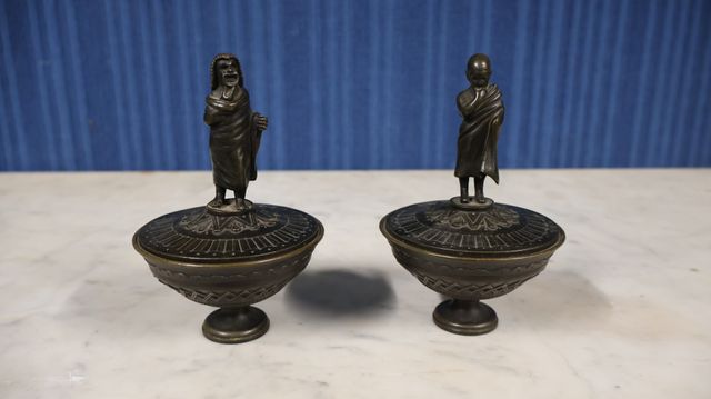 Paire de coupelles avec couvercle surmontée d’un personnage en br...
