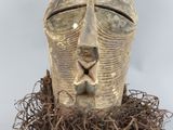 une image représentant une sculpture du visage d'un homme dans un nid