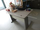 un ordinateur portable posé sur une table dans une cuisine