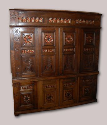 Ancien lit clos breton sculpté, orné de colonnettes en roue …