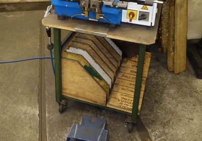 a machine that is sitting on a table in a garage