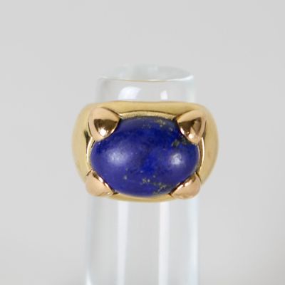 une image représentant une bague en or sertie d'un lapis-lazuli