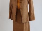 une image d'une robe et d'une veste de femme sur un mannequin