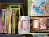 une boîte remplie de livres posés sur le sol
