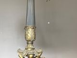 une lampe posée sur une table et munie d'un abat-jour