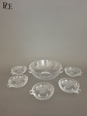 une photo montrant un ensemble de plats en verre transparent posés sur une table