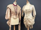 deux mannequins vêtus de robes, exposés sur un fond gris