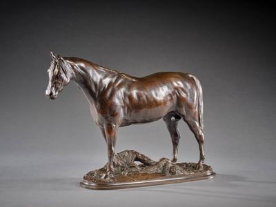 statue d'un cheval debout sur un rocher, sur fond gris