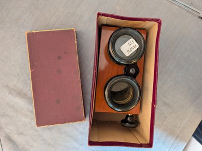 une boîte contenant une paire de jumelles