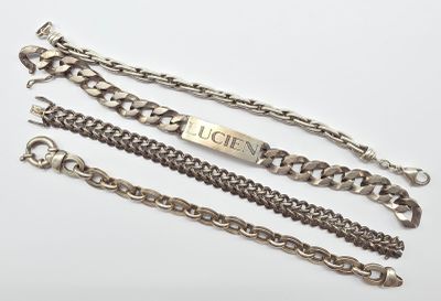 trois chaînes en argent ornées d'une plaque portant un nom