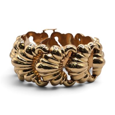 une image d'un bracelet en or sur fond blanc