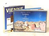 deux livres posés l'un à côté de l'autre sur une table