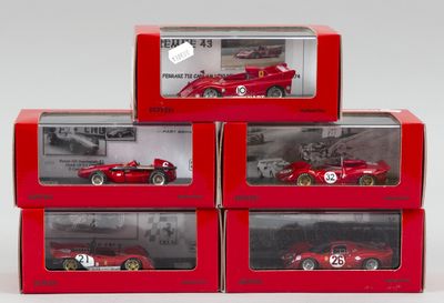 trois petites voitures rouges sont exposées dans une vitrine posée sur un socle blanc