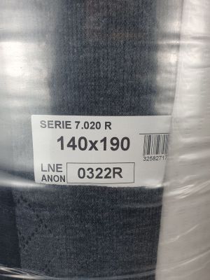 un gros plan sur un rouleau de tissu muni d'une étiquette de prix