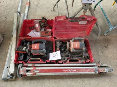 une boîte à outils rouge avec des outils sur le sol
