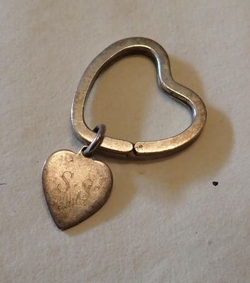 un porte-clés en forme de cœur orné d'une breloque en forme de cœur