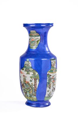 un vase bleu posé sur une surface blanche, avec un fond blanc