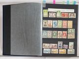 un livre dont la couverture est ornée de timbres