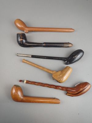 tout un tas de pipes de toutes sortes posées sur la table