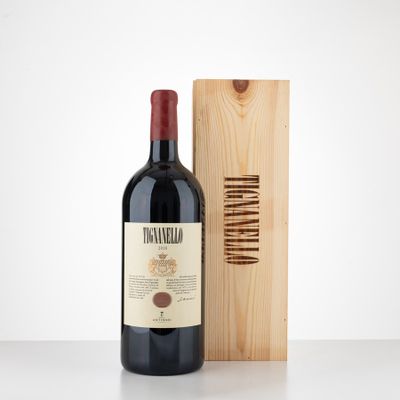 une bouteille de vin posée sur une table à côté d'une caisse en bois