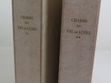 deux livres posés côte à côte sur une table