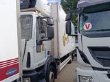 deux camions garés l'un à côté de l'autre dans un parking