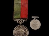 une image représentant une médaille et une pièce de monnaie sur fond noir