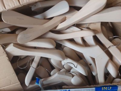 une boîte en carton remplie de brosses à dents et de dentifrice